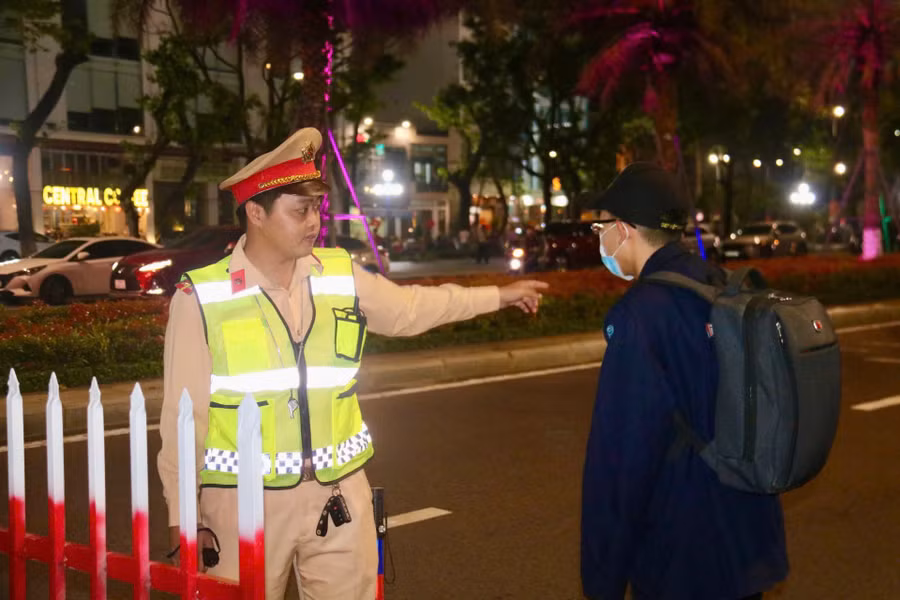 luc-luong-csgt-dam-bao-an-toan-giao-thong-quanh-khu-vuc-quang-truong-nguyen-tat-thanh-anh-cong-thinh.jpg
