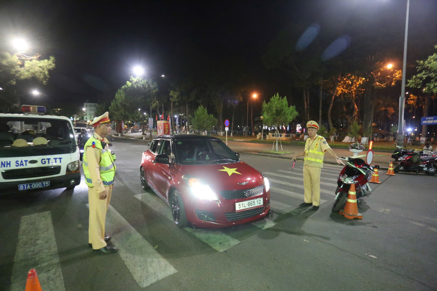 luc-luong-csgt-phan-luong-giao-thong-dam-bao-an-toan-dem-giao-thua-anh-van-ngoc.jpg