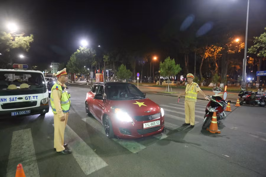 luc-luong-csgt-phan-luong-giao-thong-dam-bao-an-toan-dem-giao-thua-anh-van-ngoc.jpg