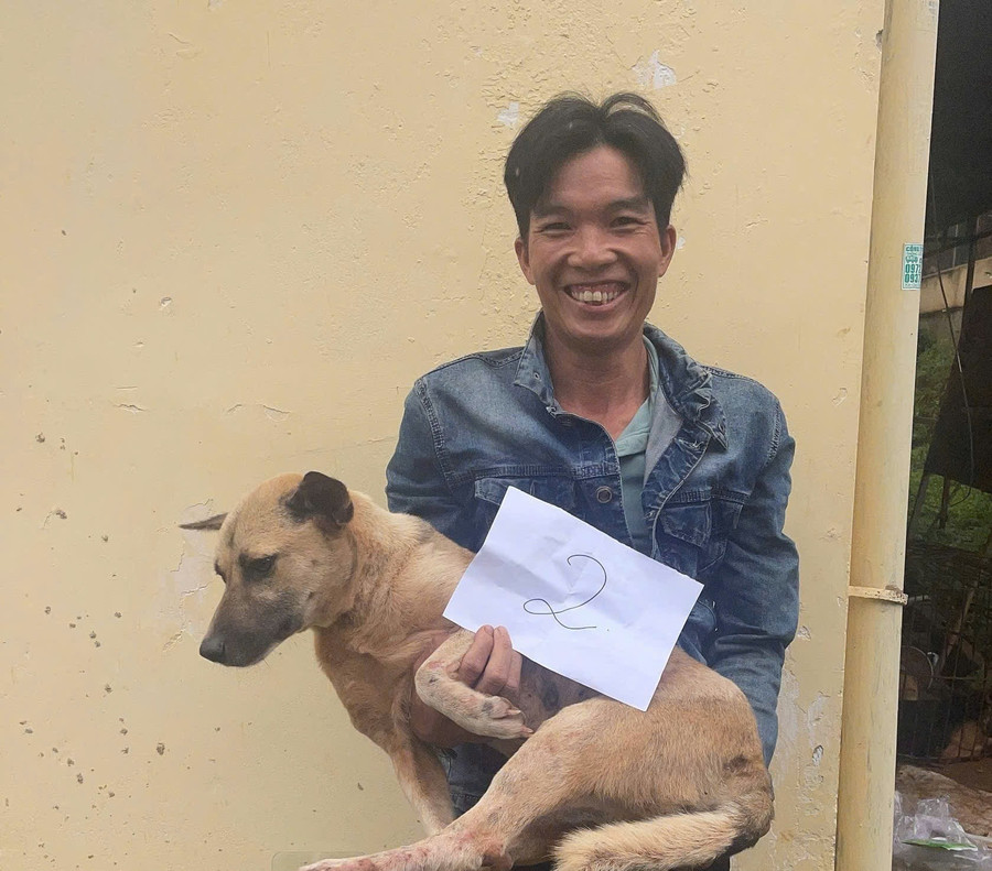 Người dân vui mừng khi nhận lại chú chó của gia đình bị kẻ gian bắt trộm. Ảnh: ĐVCC nguoi-dan-vui-mung-khi-nhan-lai-duoc-cho-da-bi-ke-gian-bat-trom-anh-van-tung.jpg