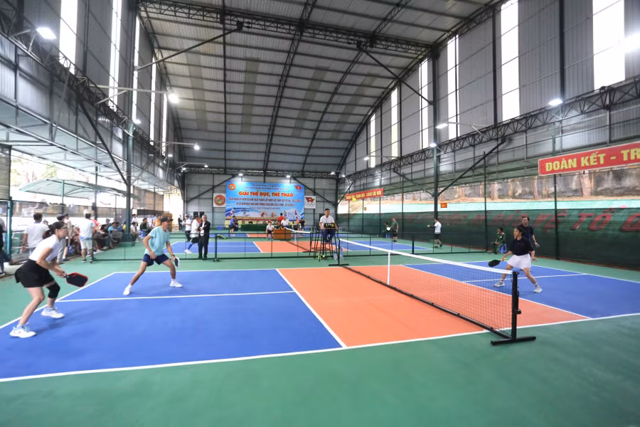 cac-van-dong-vien-tranh-tai-o-3-mon-pickleball-cau-long-va-quan-vot-anh-van-ngoc.jpg