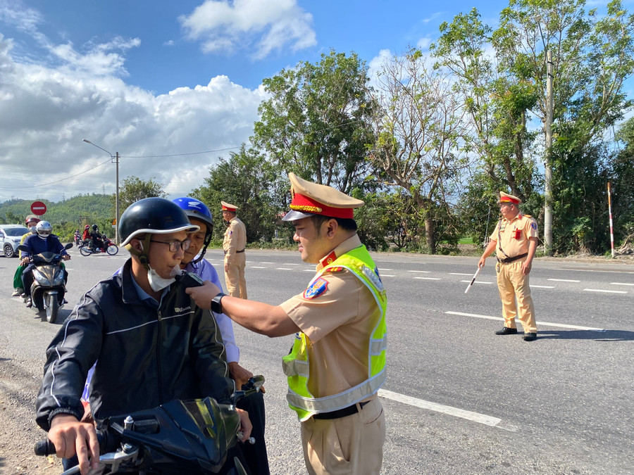 luc-luong-csgt-kiem-tra-nong-do-con-tren-quoc-lo-1-anh-nguyen-chon.jpg