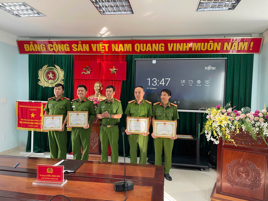 Nhiều cá nhân được nhận giấy khen của Chủ tịch UBND huyện Kbang vì có thành tích xuất sắc trong điều tra, khám phá thành công vụ án. Ảnh: Duy Hải nhieu-ca-nhan-duoc-chu-tich-ubnd-huyen-kbang-tang-giay-khen-trong-vu-an-nay-anh-duy-hai.jpg
