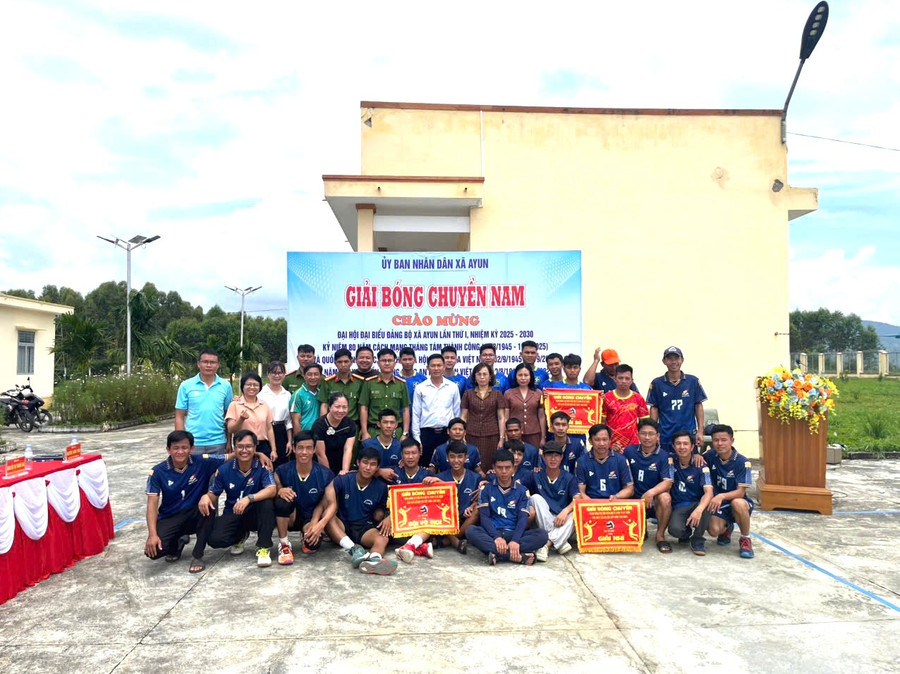 Ban tổ chức trao thưởng cho các đội bóng. Ảnh: Quang Nguyên ban-to-chuc-trao-thuong-cho-cac-doi-bong-gianh-thu-hang-cao-nhat-anh-quang-nguyen.jpg