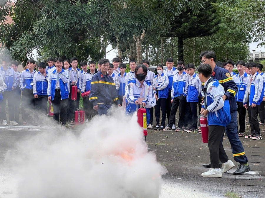 Lực lượng Cảnh sát PCCC và CNCH hướng dẫn học sinh kỹ năng sử dụng bình chữa cháy xách tay. Ảnh: Văn Ngọc luc-luong-canh-sat-pccc-va-cnch-huong-dan-hoc-sinh-ky-nang-su-dung-binh-chua-chay-xach-tay-anh-van-ngoc.jpg