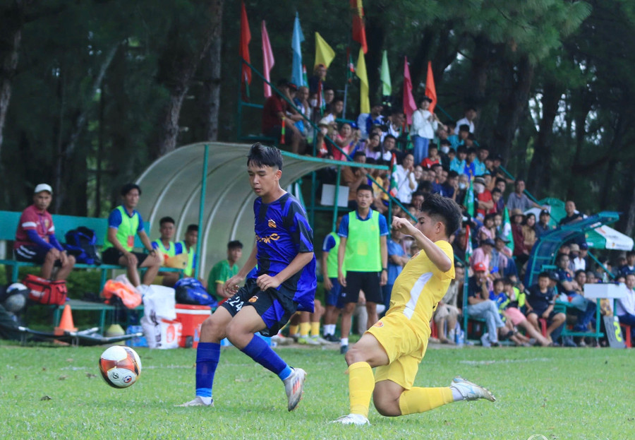 U15 LPBank HAGL (trái) đã có chiến thắng tưng bừng trận ra quân. Ảnh: Phương Ngân u-15-lpbank-hagl-trai-da-co-chien-thang-tung-bung-tran-ra-quan-anh-phuong-ngan.jpg