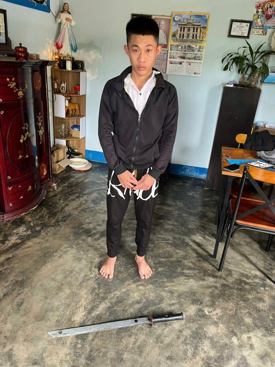 Đối tượng Nguyễn Nhật Anh Tú cùng dao tự chế mang đi gây án. Ảnh: Duy Hải doi-tuong-tu-cung-dao-tu-che-mang-di-gay-an-anh-duy-hai.jpg