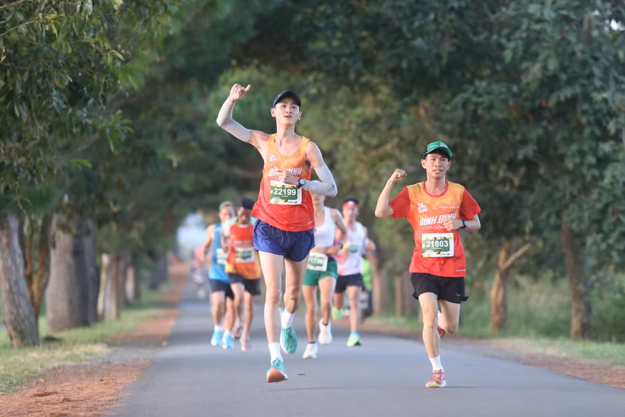 cac-runner-phan-khich-khi-duoc-chinh-phuc-cung-duong-cua-gia-lai-city-trail-2024-anh-hoang-hoai.jpg