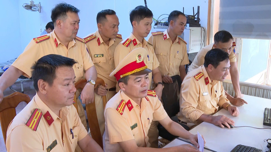 Lần đầu tiên Công an tỉnh tổ chức kỳ sát hạch lái xe kể từ khi nhận bàn giao nhiệm vụ. Ảnh: Văn Ngọc lan-dau-tien-cong-an-tinh-to-chuc-ky-sat-hach-tu-khi-nhan-ban-giao-nhiem-vu-anh-van-ngoc.jpg