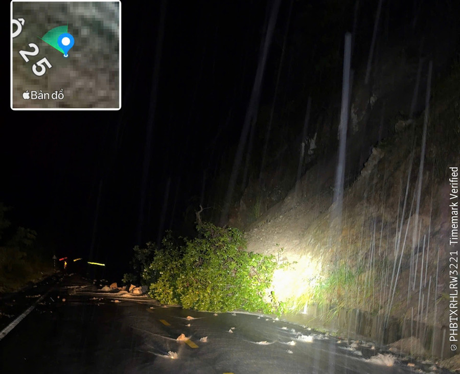 Mưa lớn đã khiến đất đá trên ta luy dương sạt lở xuống lòng đường. Ảnh: Văn Tiến mua-lon-da-khien-dat-da-tren-ta-luy-duong-sat-lo-xuong-long-duong-anh-van-tien.jpg