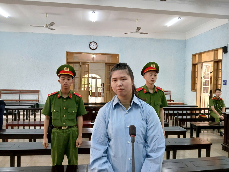 Bị cáo Duyên bị đưa ra xét xử với tội danh "Giết người". Ảnh: Văn Ngọc bi-cao-duyen-bi-dua-ra-xet-xu-voi-toi-danh-22giet-nguoi22-anh-van-ngoc.jpg