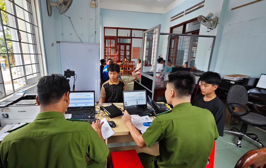 Mỗi ngày, Công an phường Ayun Pa xử lý khoảng 200 hồ sơ cho công dân. Ảnh: Văn Ngọc moi-ngay-cong-an-phuong-ayun-pa-xu-ly-khoang-200-ho-so-cho-cong-dan-anh-van-ngoc.jpg