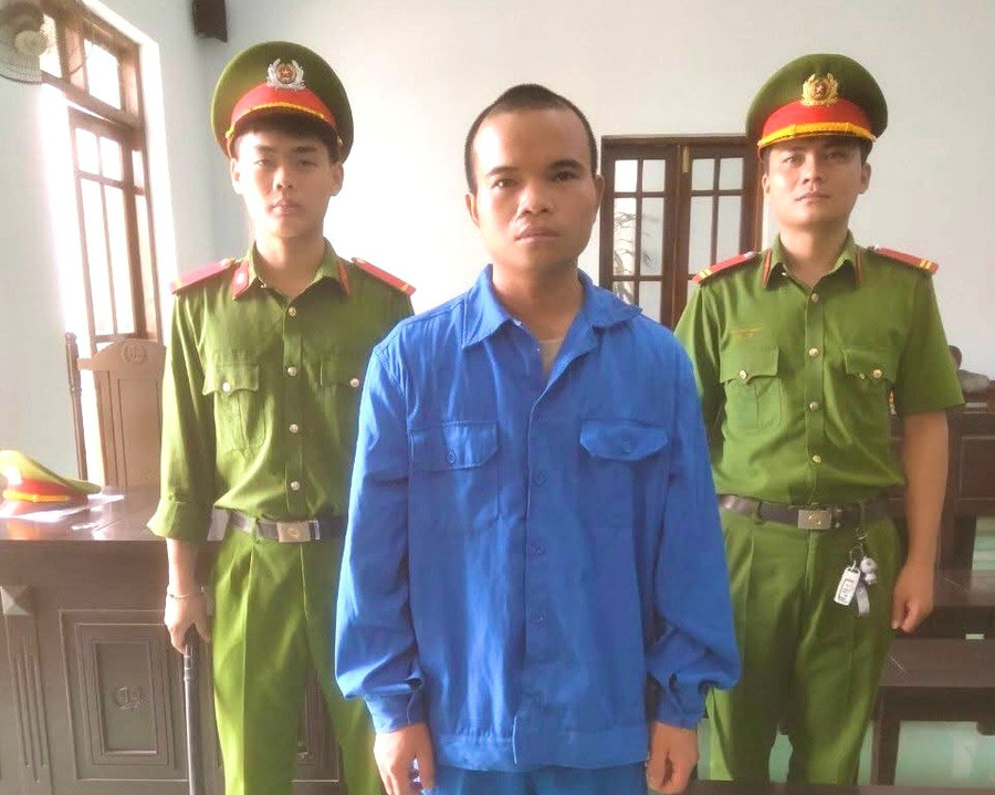 Đối tượng Kây (giữa) bị tuyên phạt 3 năm tù. Ảnh: Chí Thành doi-tuong-kay-giua-bi-tuyen-phat-3-nam-tu-anh-chi-thanh.jpg