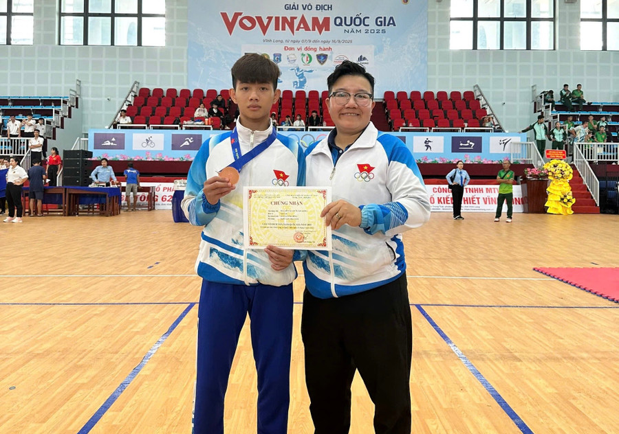 Vận động viên Nguyễn Xuân Tuấn Long (trái) đã mang về huy chương đồng cho đoàn Gia Lai. Ảnh: Thiên Bình nguyen-xuan-tuan-long-trai-gianh-tam-huy-chuong-dong-cho-doan-gia-lai-anh-thien-binh.jpg