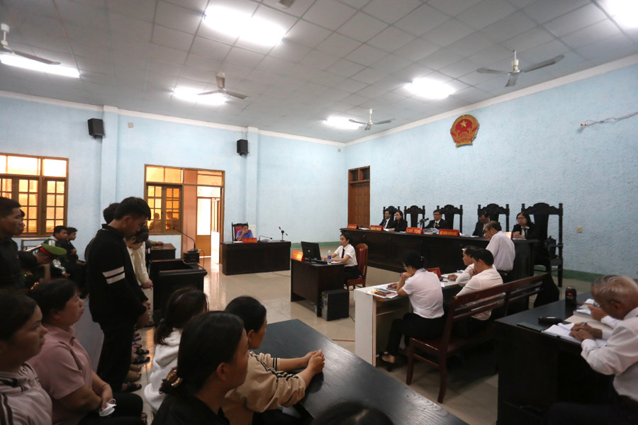 Các bị cáo đang ở độ tuổi thanh-thiếu niên và đang là học sinh. Ảnh: Văn Ngọc cac-bi-cao-dang-o-do-tuoi-thanh-thieu-nien-va-dang-la-hoc-sinh-anh-van-ngoc.jpg
