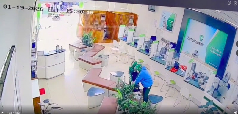 hinh-anh-2-doi-tuong-thuc-hien-vu-cuop-duoc-camera-an-ninh-ghi-lai-anh-bo-cong-an.jpg