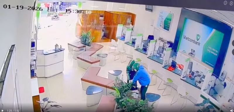 hinh-anh-2-doi-tuong-thuc-hien-vu-cuop-duoc-camera-an-ninh-ghi-lai-anh-bo-cong-an.jpg