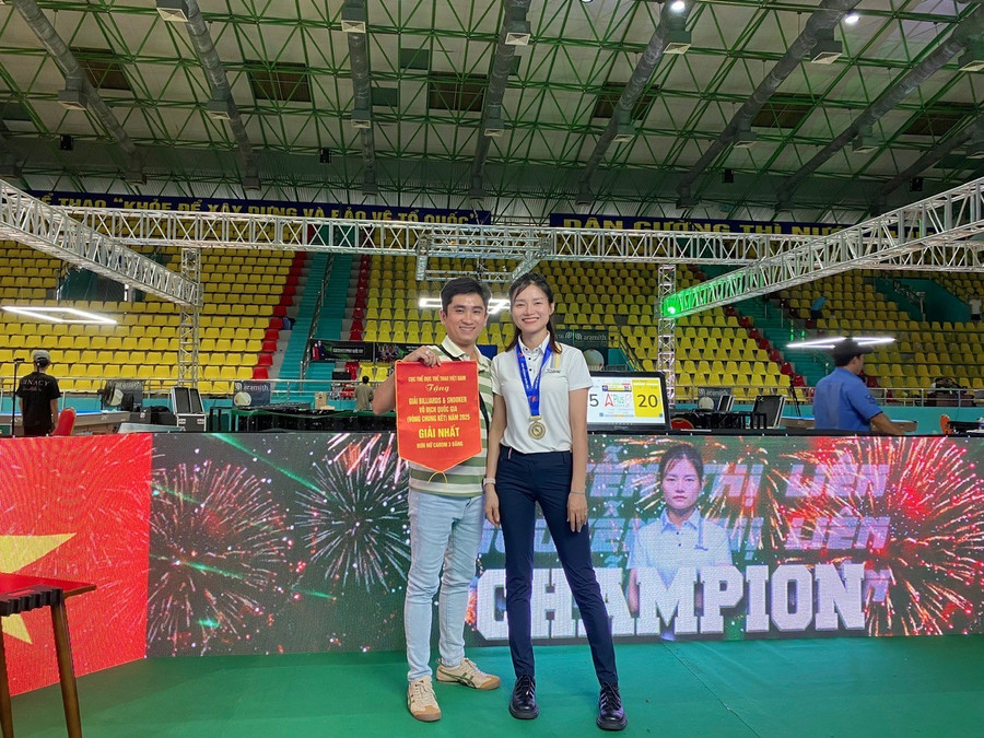 Nguyễn Lê Liên Quỳnh (phải) là VĐV Việt Nam duy nhất tham gia giải Vô địch thế giới Billiards Carom 3 băng. Ảnh: Văn Thuận nguyen-le-lien-quynh-phai-la-vdv-viet-nam-duy-nhat-tham-gia-giai-vo-dich-the-gioi-billiards-carom-3-bang-anh-van-thuan.jpg