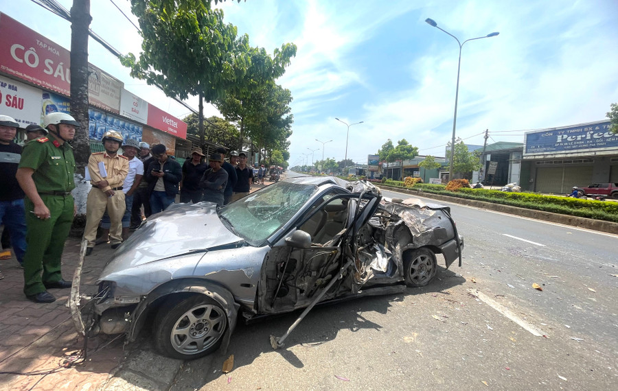 Chiếc xe ô tô mà Trung điều khiển bị bẹp dúm sau vụ tai nạn. Ảnh: Văn Ngọc chiec-xe-o-to-ma-trung-dieu-khien-bi-bep-gium-sau-vu-tai-nan-anh-van-ngoc.jpg