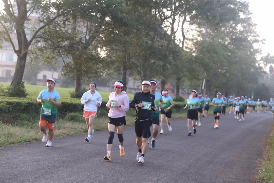 giai-chay-co-su-tham-gia-cua-hon-1000-runner-anh-van-ngoc.jpg