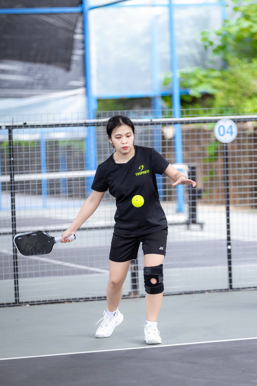 Hà Tiểu Nhi cho thấy sự hòa nhập rất nhanh với Pickleball. Ảnh: Anh Tuấn ha-tieu-nhi-cho-thay-su-hoa-nhap-rat-nhanh-voi-pickleball-anh-anh-tuan.jpg