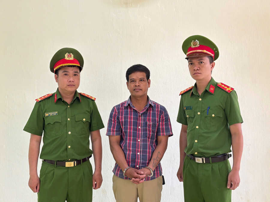 Đinh Văn Nơ (giữa) bị bắt tạm giam về hành vi hủy hoại rừng. Ảnh: Văn Sơn dinh-van-no-giua-bi-bat-tam-giam-ve-hanh-vi-huy-hoai-rung-anh-van-son.jpg
