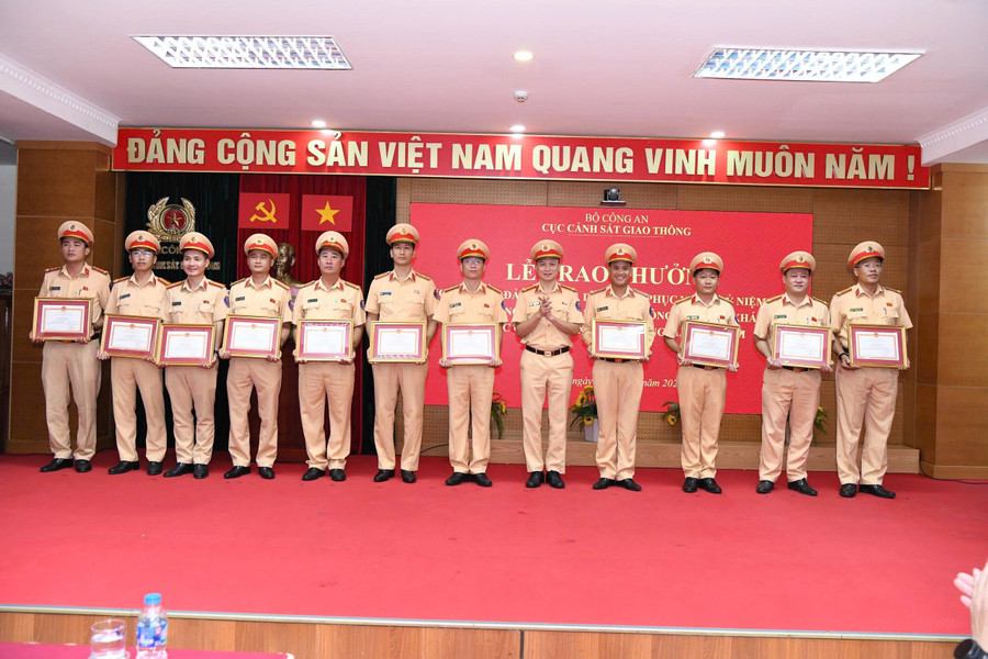 Traffic police nationwide were commended for their outstanding achievements in performing A80 tasks. Photo: Tuan Anh luc-luong-csgt-toan-quoc-duoc-bieu-duong-do-co-thanh-tich-dot-xuat-trong-dai-le-a80-anh-tuan-anh.jpg
