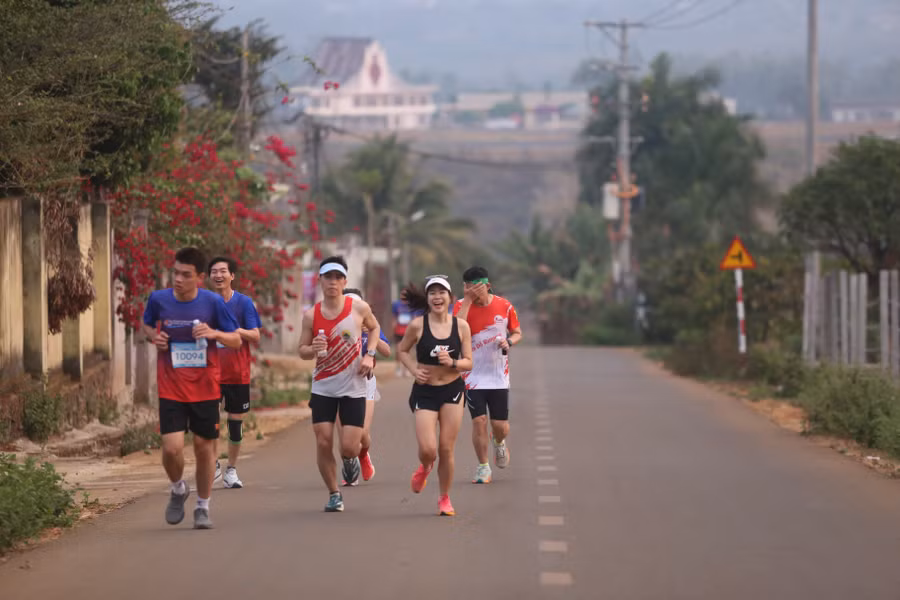 cung-duong-giai-chay-bam-theo-xung-quanh-truong-thpt-pleiku-anh-van-ngoc.jpg