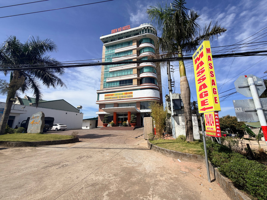 Lực lượng Công an phát hiện 4 cặp nam - nữ mua bán dâm tại khu vực massage khách sạn Biển Hồ. Ảnh: Văn Ngọc luc-luong-cong-an-phat-hien-co-4-cap-nam-nu-mua-ban-dam-o-khu-vuc-massage-tai-khach-san-bien-ho.jpg