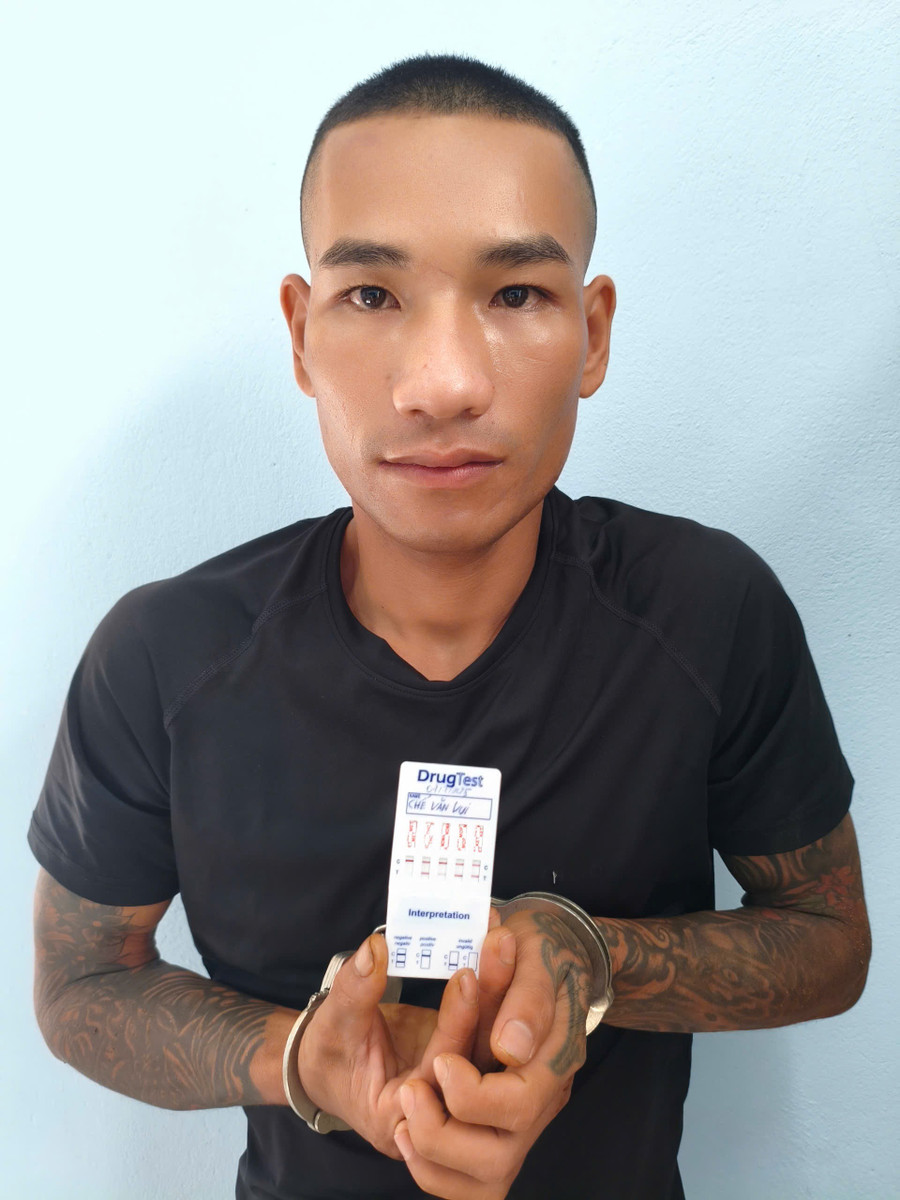 Đối tượng Vui đã bị bắt giữ khi đang cất giấu 2 gói ma túy đá. Ảnh: Thu Thảo doi-tuong-vui-da-bi-bat-giu-khi-dang-cat-giau-2-goi-ma-tuy-da-anh-thu-thao.jpg