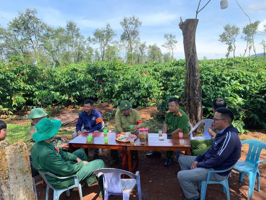 Lực lượng Công an đến tận vườn để tuyên truyền cho người dân nâng cao cảnh giác trong mùa thu hái cà phê. Ảnh: Văn Tiến luc-luong-cong-an-den-vuon-ca-phe-de-tuyen-truyen-cho-nguoi-dan-nang-cao-canh-giac-mua-thu-hai-anh-van-tien.jpg