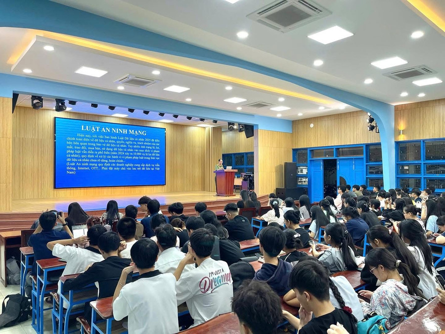 Phòng An ninh mạng và phòng chống tội phạm sử dụng công nghệ cao tích cực tuyên truyền các kỹ năng phòng chống lừa đảo cho sinh viên. Ảnh: Trần Hùng phong-an-ninh-mang-va-phong-chong-toi-pham-su-dung-cong-nghe-cao-tich-cuc-tuyen-truyen-cac-ky-nang-phong-chong-lua-dao-cho-sinh-vien-truong-dai-hoc-quy-nhon-anh-tran-hung.jpg
