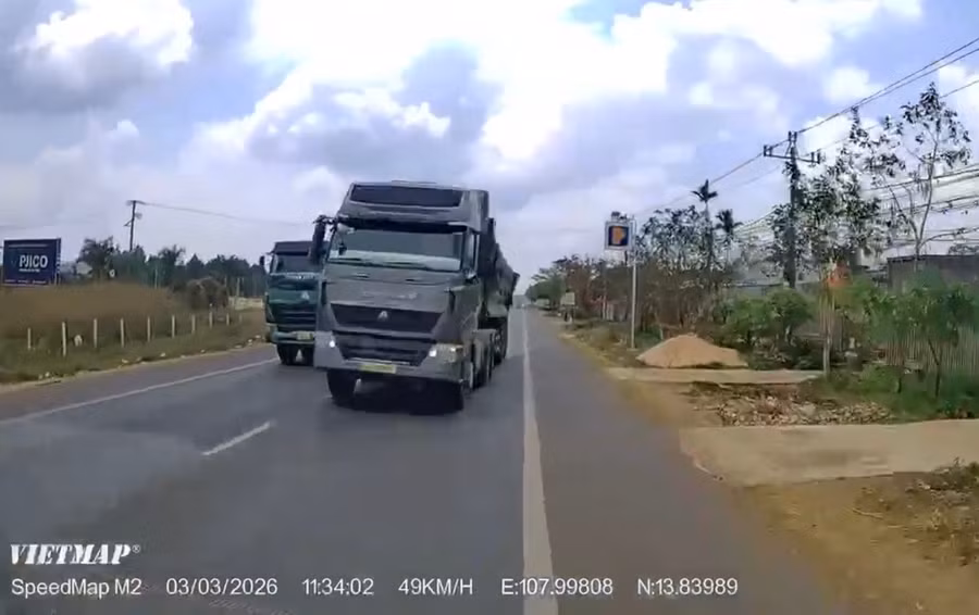 xe-dau-keo-vuot-au-tren-quoc-lo-14-da-bi-xu-phat-anh-chup-man-hinh.jpg