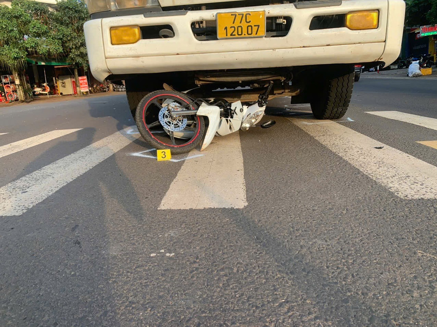 Hiện trường vụ tai nạn. Ảnh: Duy Hải chiec-xe-may-chui-vao-gam-xe-bon-sau-cu-va-cham-anh-duy-hai.jpg