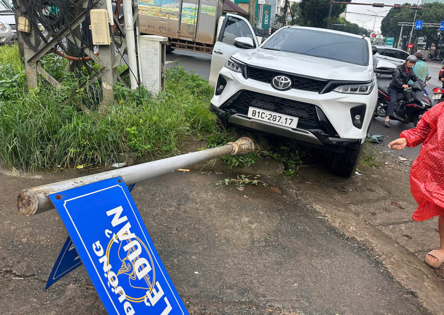 Hiện trường vụ tai nạn. Ảnh: Văn Ngọc chiec-xe-bi-mat-lai-tong-do-tru-bien-bao-ten-duong-anh-duy-hai.jpg