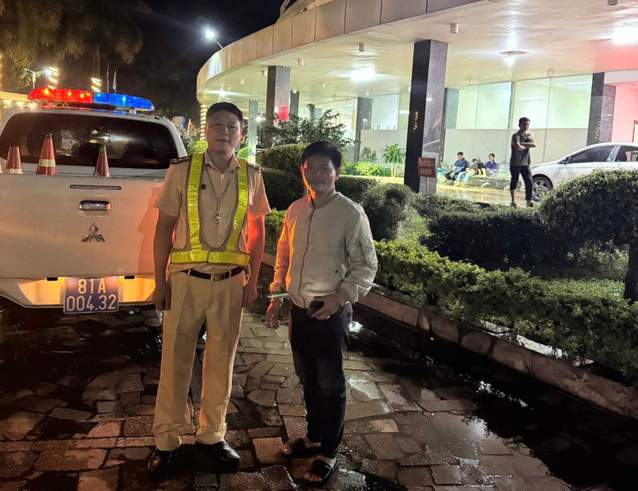 Lực lượng CSGT đã dùng xe đặc chủng dẫn xe chở thai phụ tới bệnh viện. Ảnh: Quang Nguyên luc-luong-csgt-da-dung-xe-dac-chung-dan-xe-cho-thai-phu-toi-benh-vien-anh-quang-nguyen.jpg
