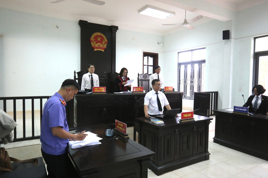Hội đồng xét xử tuyên phạt bị cáo Tuấn mức án 1 năm 6 tháng tù. Ảnh: Văn Ngọc hoi-dong-xet-xu-tuyen-phat-bi-cao-tuan-muc-an-1-nam-6-thang-tu-anh-van-ngoc.jpg