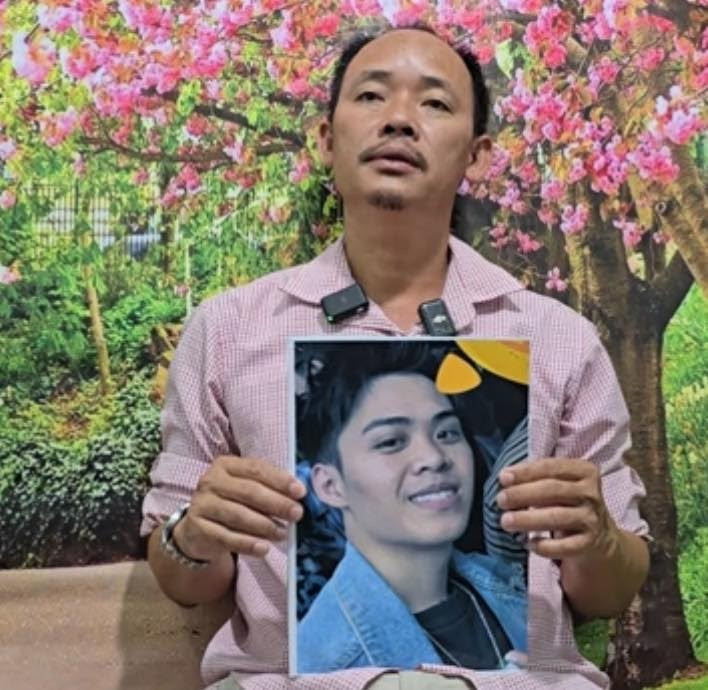 Ông Dang mang ảnh con trai đi khắp nơi tìm kiếm. Ảnh: GĐCC img-2266.jpg
