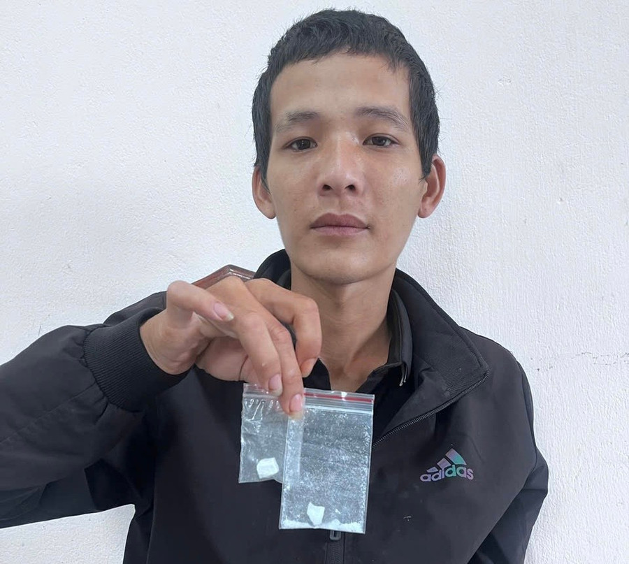 Đối tượng Thành cùng tang vật bị thu giữ. Ảnh: Thu Thảo img-2259.jpg