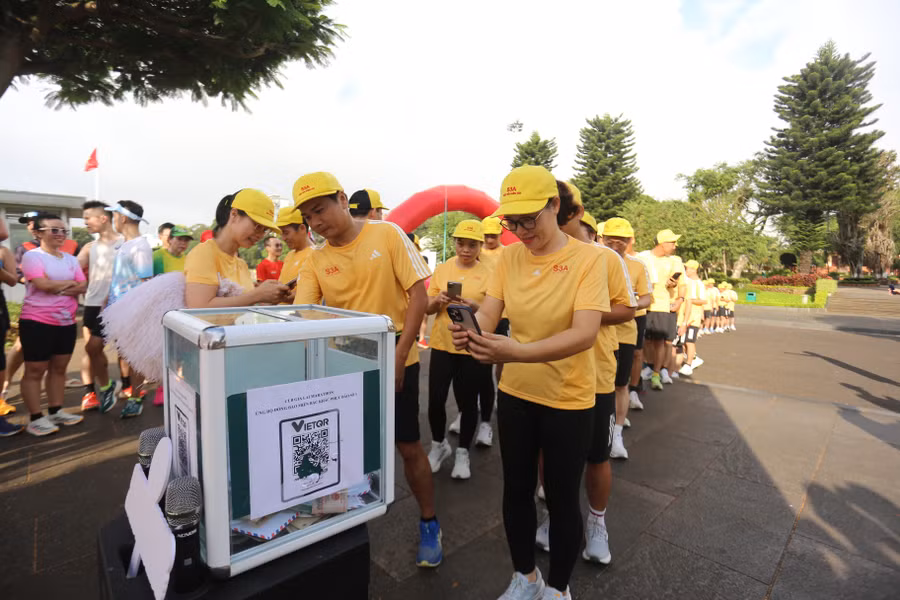 Gần 100 vận động viên của Công ty Cổ phần Đầu tư và Phát triển điện Sê San 3A tham gia ủng hộ thùng quỹ của chương trình. Ảnh Văn Ngọc.JPG