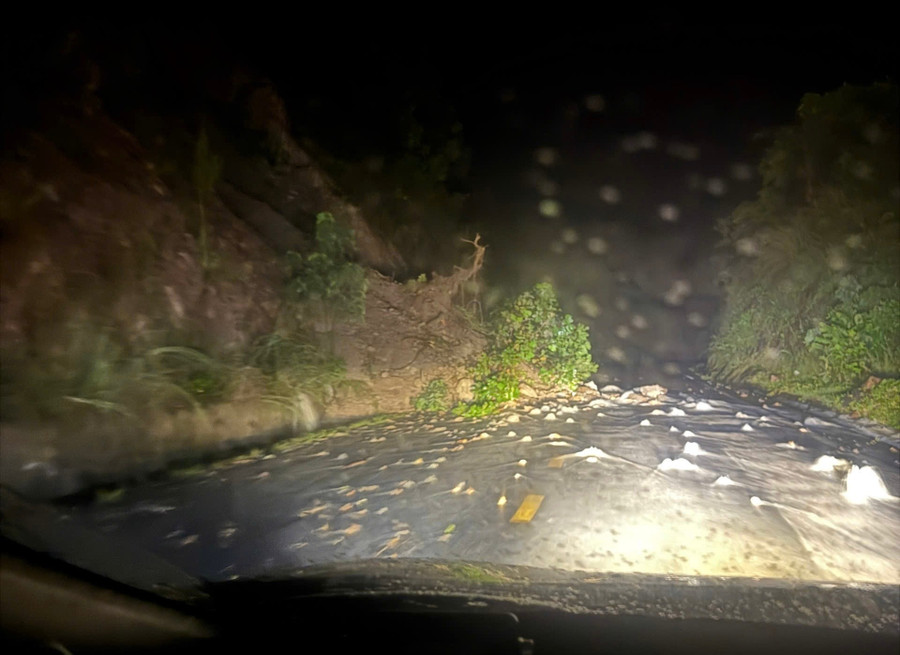 Giao thông trên Quốc lộ 25 đoạn qua đèo Tô Na gặp nhiều khó khăn khi gặp tình trạng sạt lở. Ảnh: Văn Tiến giao-thong-tren-quoc-lo-25-doan-qua-deo-to-na-gap-nhieu-kho-khan-khi-gap-tinh-trang-sat-lo-anh-van-tien.jpg