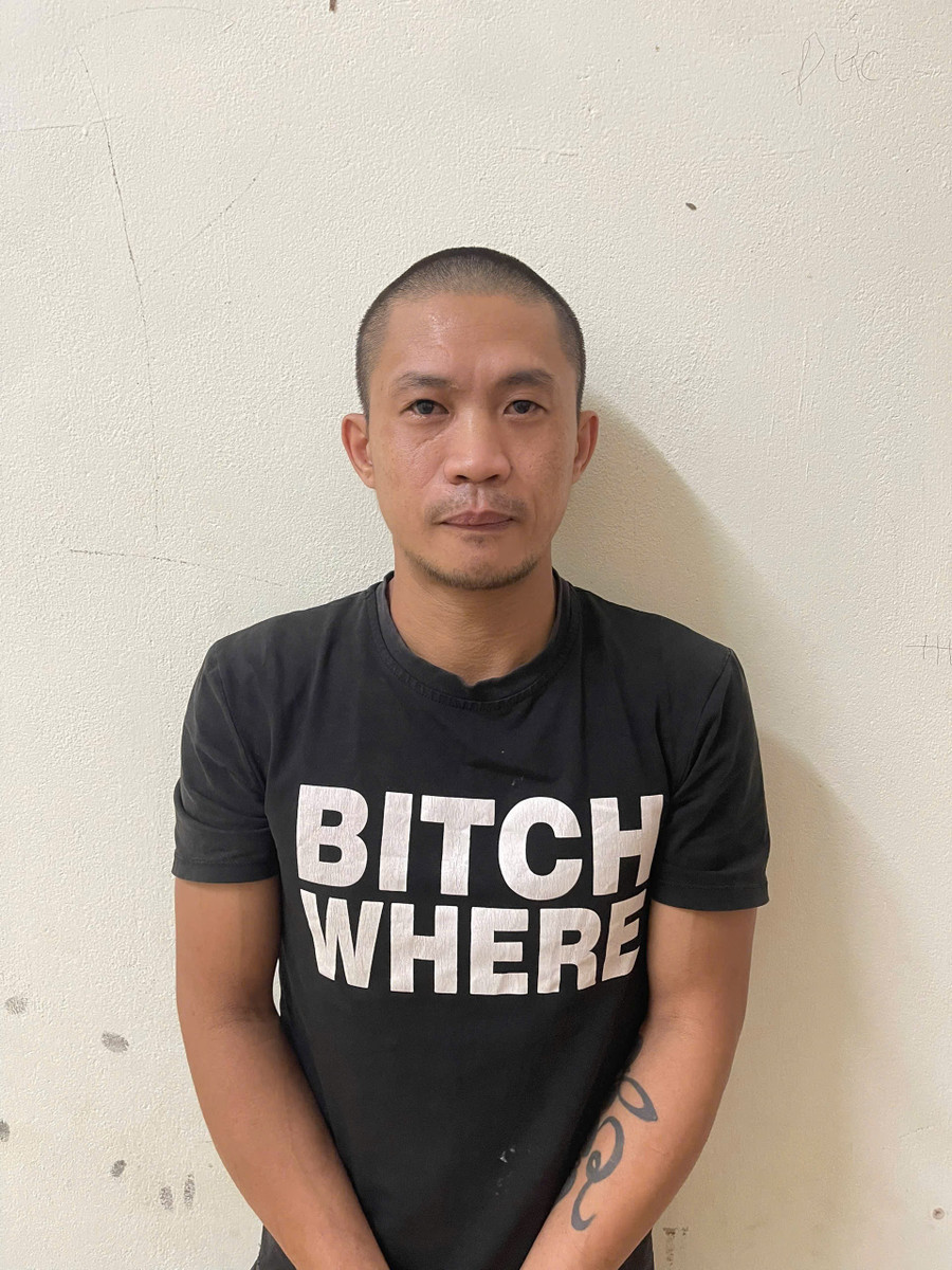 Đối tượng Viên đã bị bắt giữ khi đang lẩn trốn tại nhà riêng. Ảnh: Duy Hải doi-tuong-vien-da-bi-bat-giu-khi-dang-lan-tron-tai-nha-rieng-anh-duy-hai.jpg