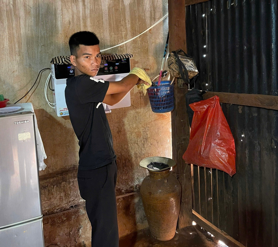Đối tượng Vệ chỉ nơi cất giấu ma túy trong gian bếp của gia đình. Ảnh: Chí Trung doi-tuong-ve-chi-noi-cat-giau-ma-tuy-trong-gian-bep-cua-gia-dinh-anh-chi-trung.jpg