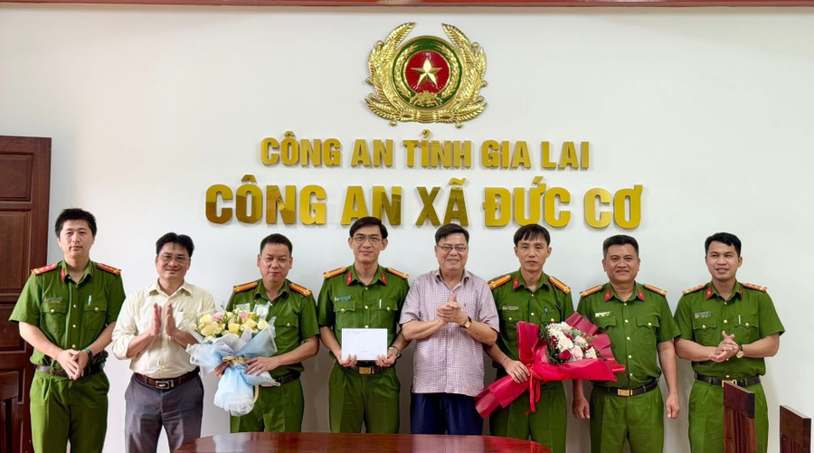 Đảng ủy, UBND xã Đức Cơ đã biểu dương thành tích của Công an xã Đức Cơ. Ảnh: Hoàng Nam dang-uy-ubnd-xa-duc-co-da-bieu-duong-thanh-tich-cua-cong-an-xa-duc-co-anh-hoang-nam.jpg