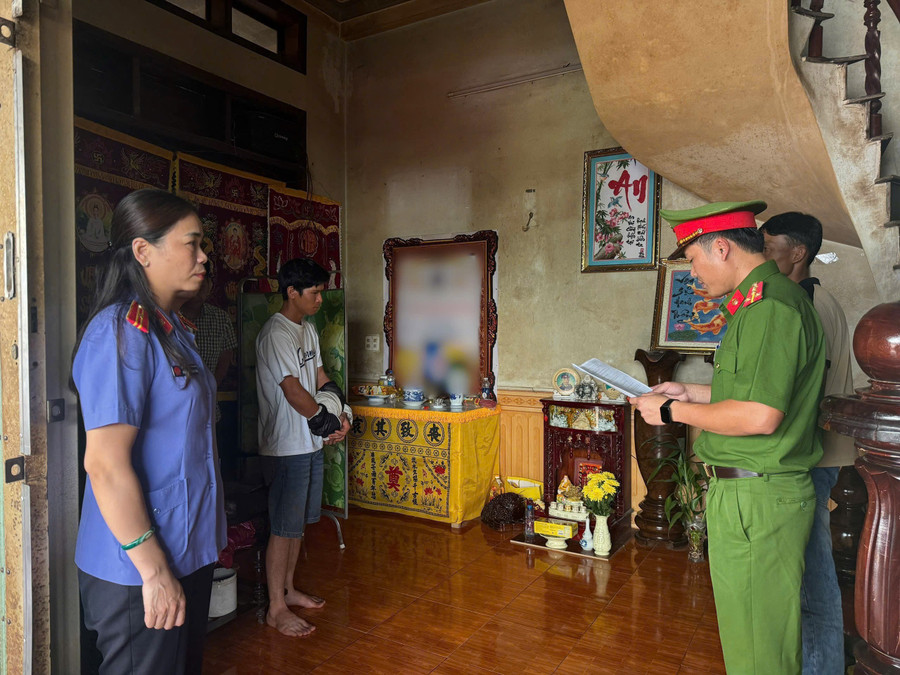 Lực lượng Công an bắt giữ đối tượng Nhân khi đang vận chuyển 56 hộp pháo nổ. Ảnh: Duy Hải img-3790.jpg