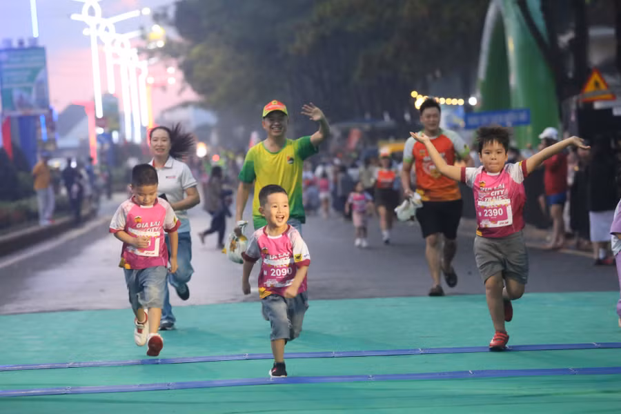niem-vui-vo-oa-cua-cac-runner-nho-tuoi-anh-van-ngoc.jpg