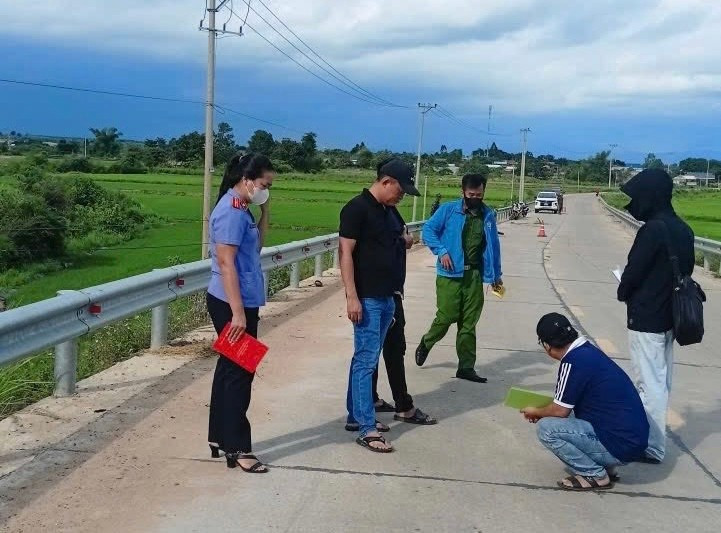 Hiện trường vụ tai nạn trên đường liên xã khiến 1 người tử vong. Ảnh: Đức Chinh hien-truong-vu-tai-nan-tren-duong-be-tong-lien-xa-khien-1-nguoi-tu-vong-anh-duc-chinh.jpg