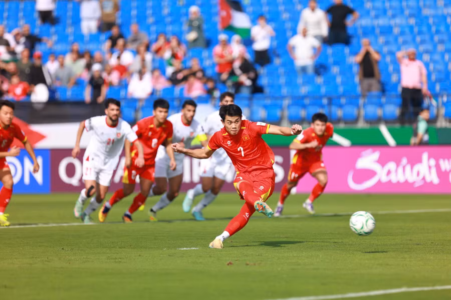 dinh-bac-da-mo-ty-so-tren-cham-penalty-cho-u23-viet-nam-anh-ted-tran.jpg