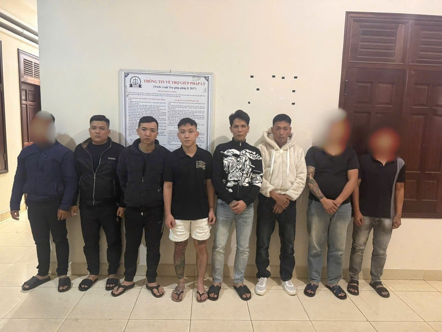 Các đối tượng quản lý cơ sở massage bị bắt giữ. Ảnh: Quốc Dũng cac-doi-tuong-quan-ly-cac-co-so-massage-da-bi-bat-giu-anh-quoc-dung.jpg