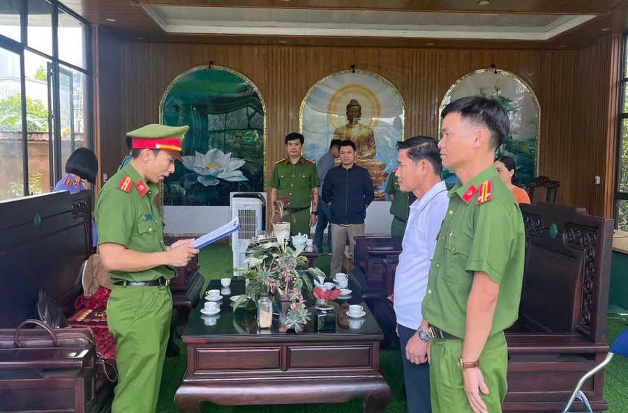 Lê Anh Tuấn (áo trắng) đã bị khởi tố và bắt tạm giam. Ảnh: Duy Hải le-anh-tuan-ao-trang-da-bi-khoi-to-va-bat-tam-giam-anh-duy-hai.jpg
